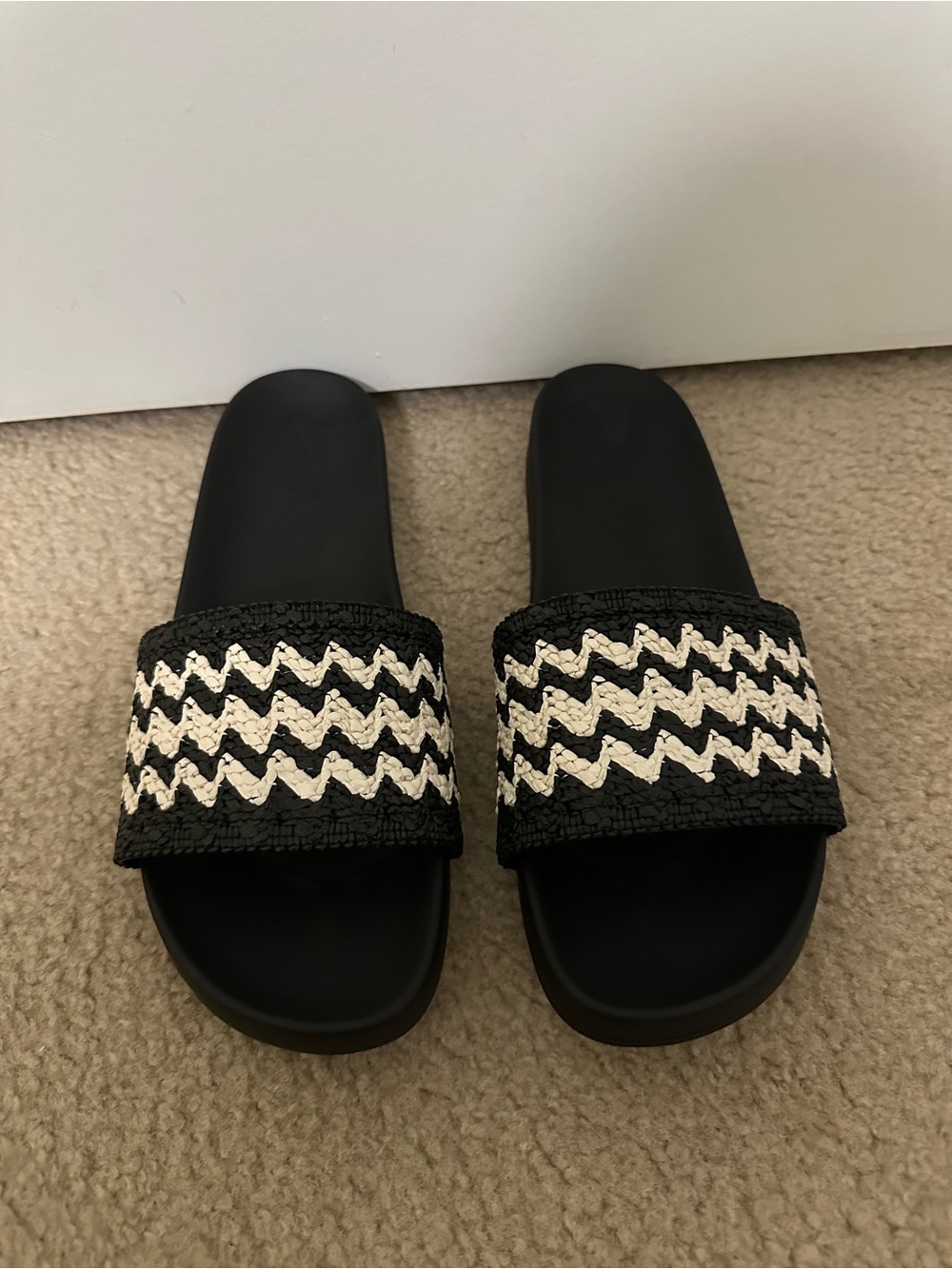 Universal Thread Black Slide Sandals with Zigzag Cream Accent